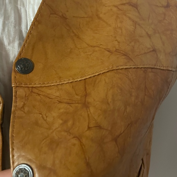 22” PTP Gorgeous vintage leather snap closure vest - Picture 5 of 7